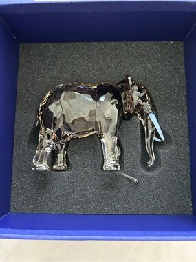 READ. Swarovski SCS Fayola Elephant Crystal  Tail is broken off.